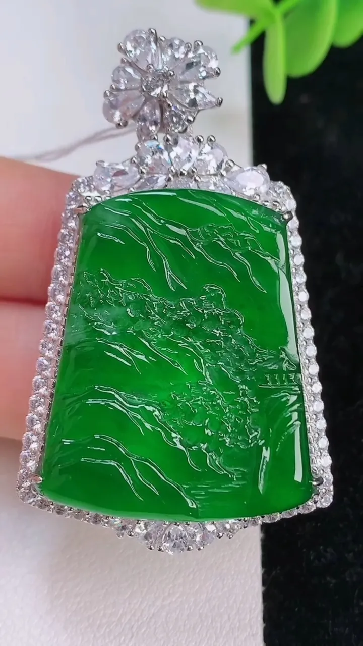 天然A货翡翠山水牌吊坠，尺寸54-33-12，裸石33.4-29.8重量:24.50g
7月7日