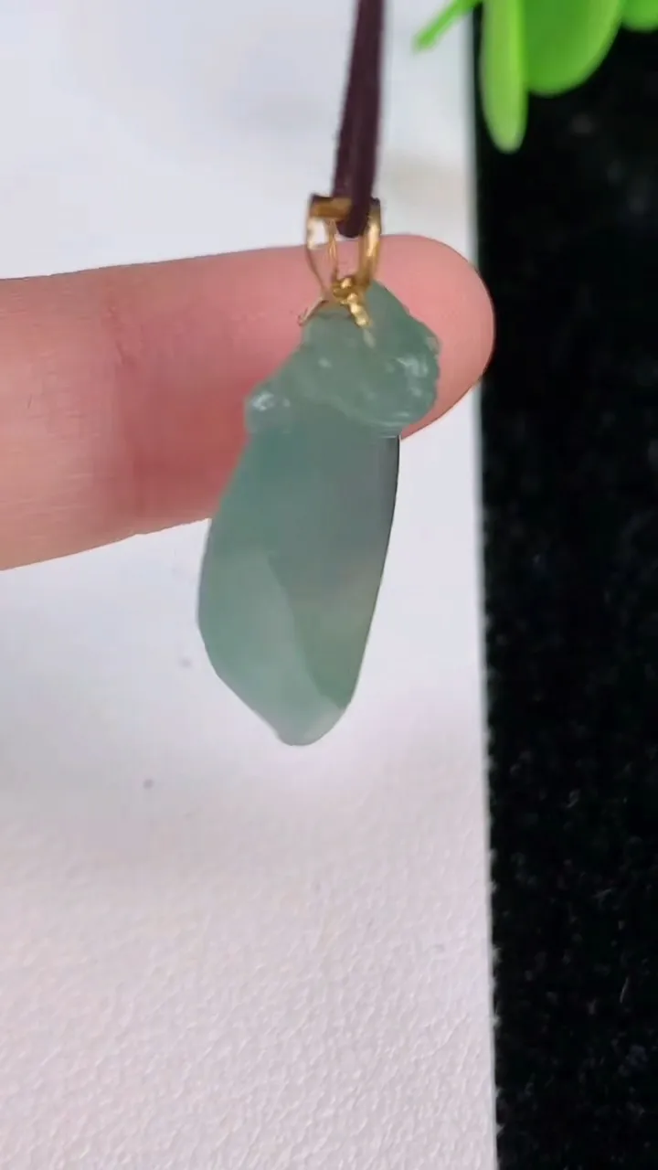 天然A货翡翠福瓜吊坠，尺寸31.4-12-6.7，重量:4.41g
7月7日