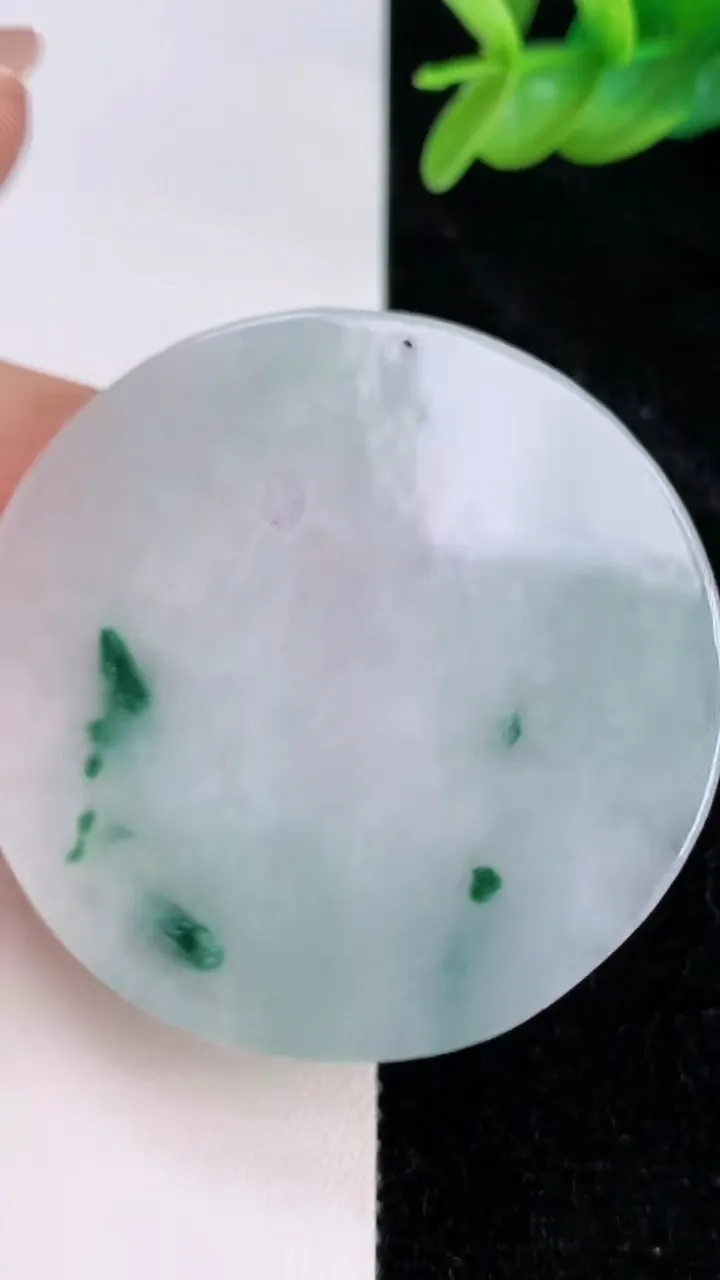 天然A货翡翠飘花千手观音吊坠，尺寸51-5.6，重:26.55g
7月7日