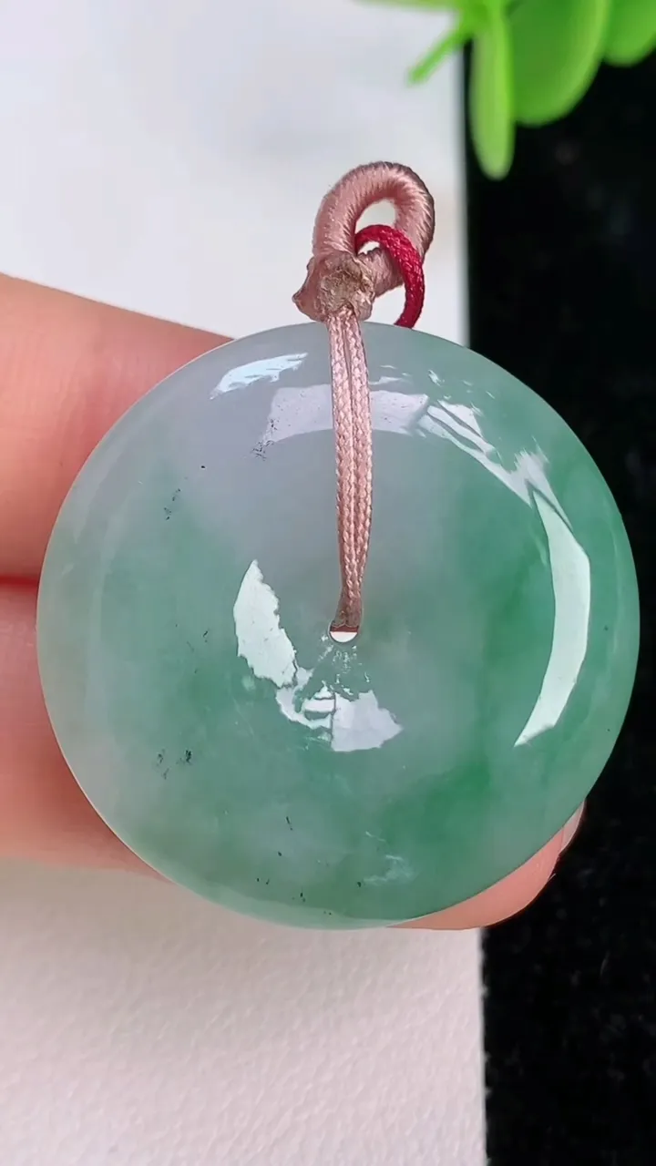 天然A货翡翠平安扣吊坠，尺寸31-6.3，重量:12.20g
7月7日