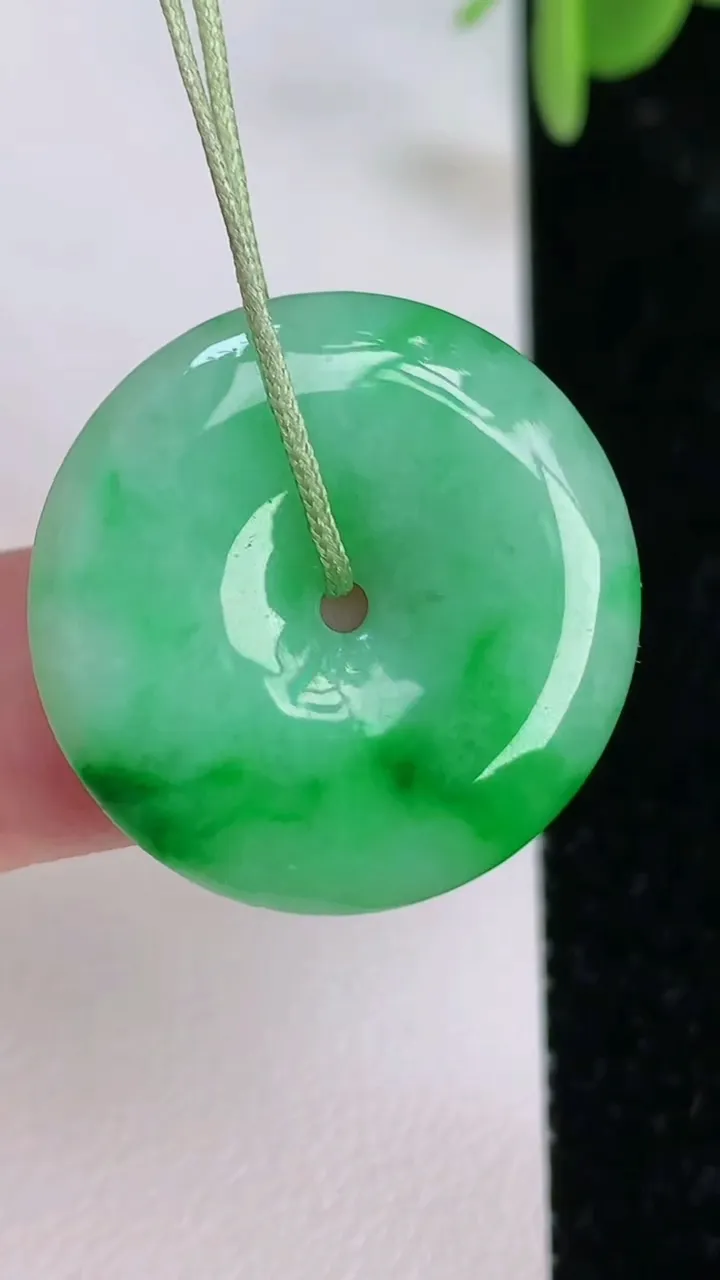 天然A货翡翠平安扣吊坠，尺寸24-4.8，重量:5.76g
7月7日