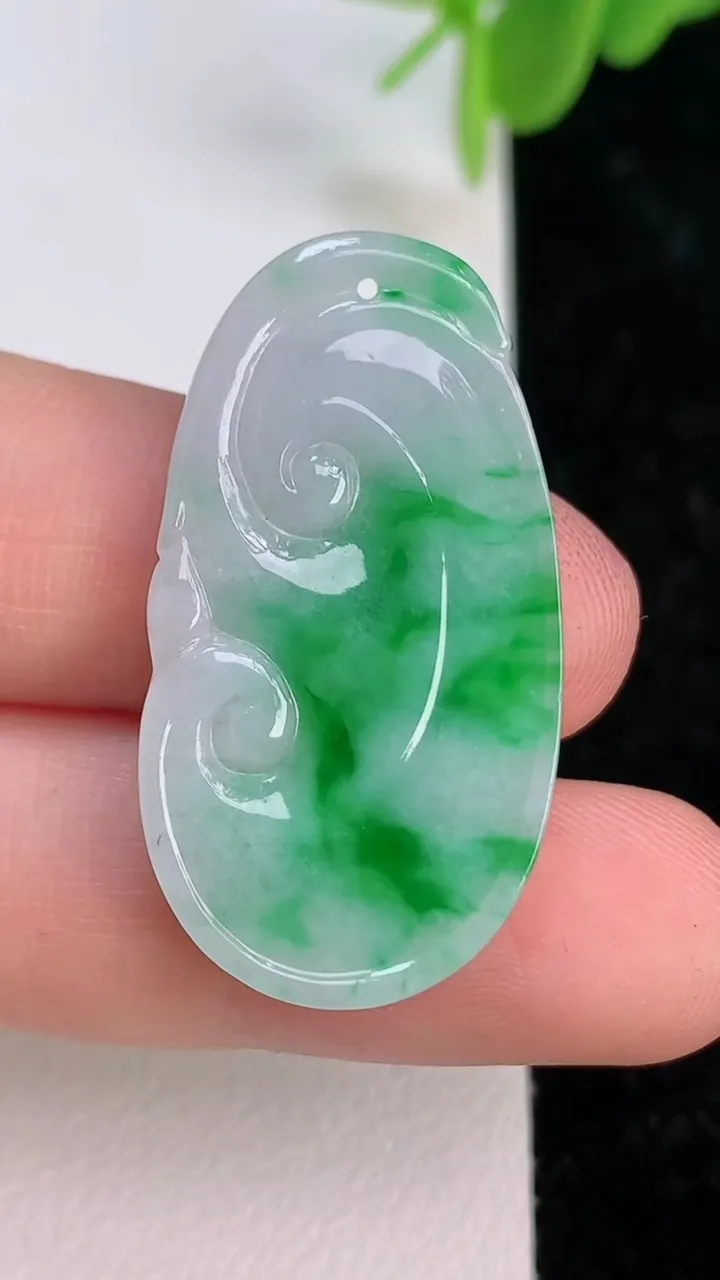 天然A货翡翠如意吊坠，尺寸33.4-18-3，重:3.76g
7月7日