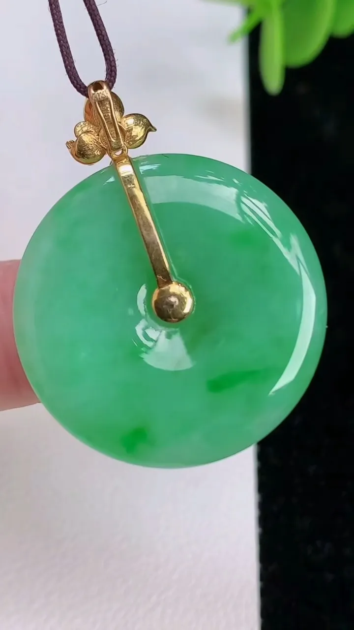 天然A货翡翠平安扣吊坠，尺寸26.3-4，重量:6.32g
7月7日