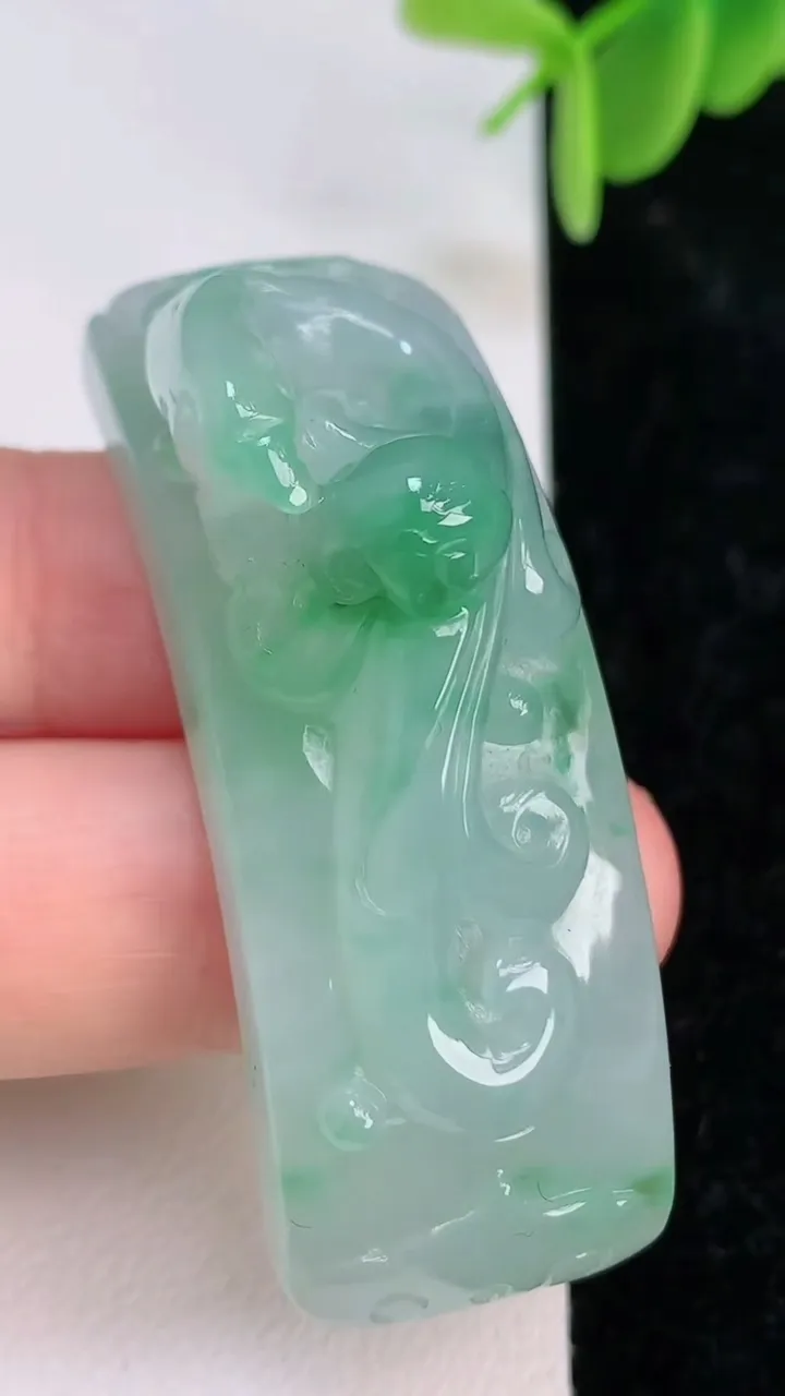 天然A货翡翠今非昔比 蜥蜴手牌，尺寸52.7-24-19，重量:27.95g
7月7日