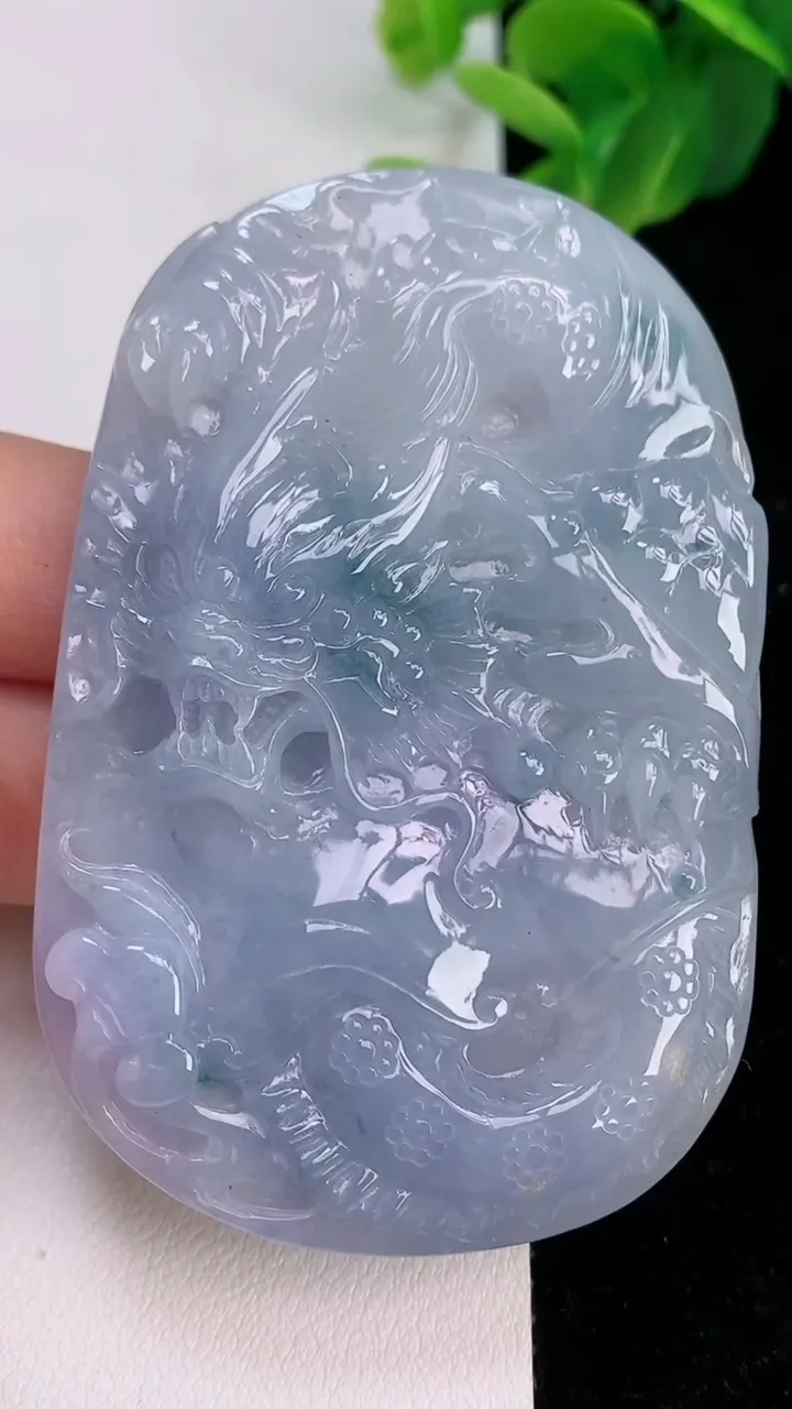 天然A货翡翠紫罗兰 飘花龙牌吊坠，尺寸69-46-8，重:55.01g
7月7日