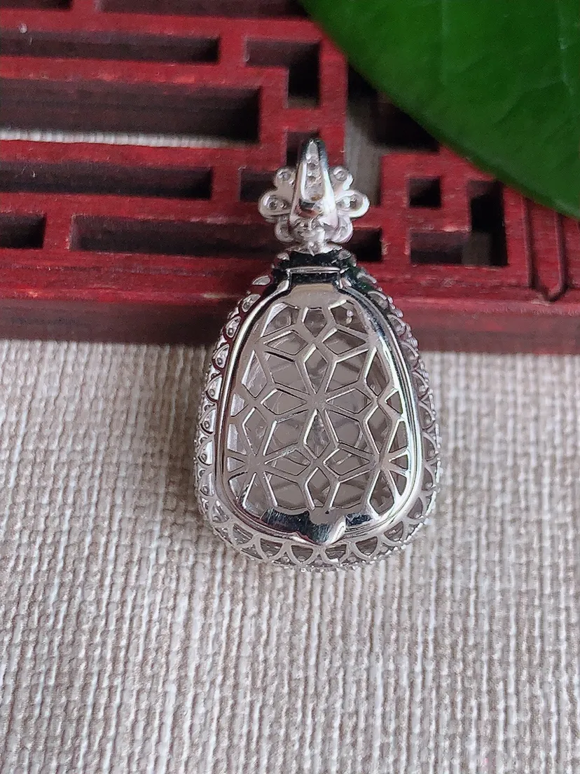 天然A货翡翠18K金伴阳绿如意吊坠尺寸29×15.7×7.3裸石17.2×13.6m量3.89g 0