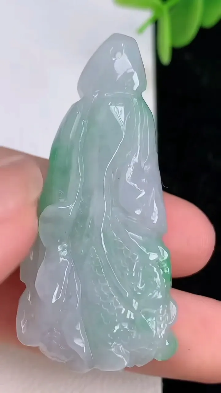 天然A货翡翠白菜吊坠，尺寸49.3-23-12，重量:21.82g
7月7日