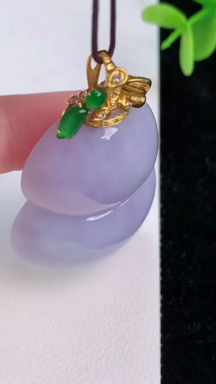 天然A货翡翠18k金紫罗兰葫芦吊坠，尺寸46.8-33-12.4，重量:34.22g
7月7日