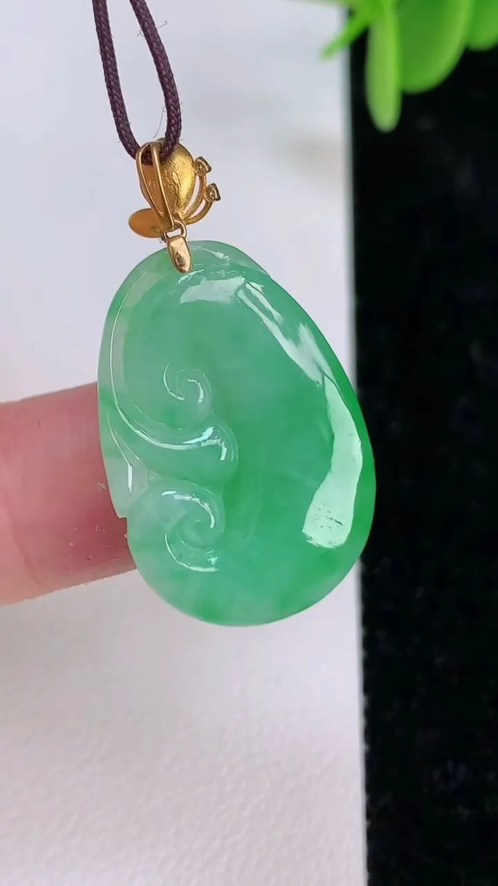 天然A货翡翠如意吊坠，尺寸24-16.7-4.4，重量:3.72g
7月7日