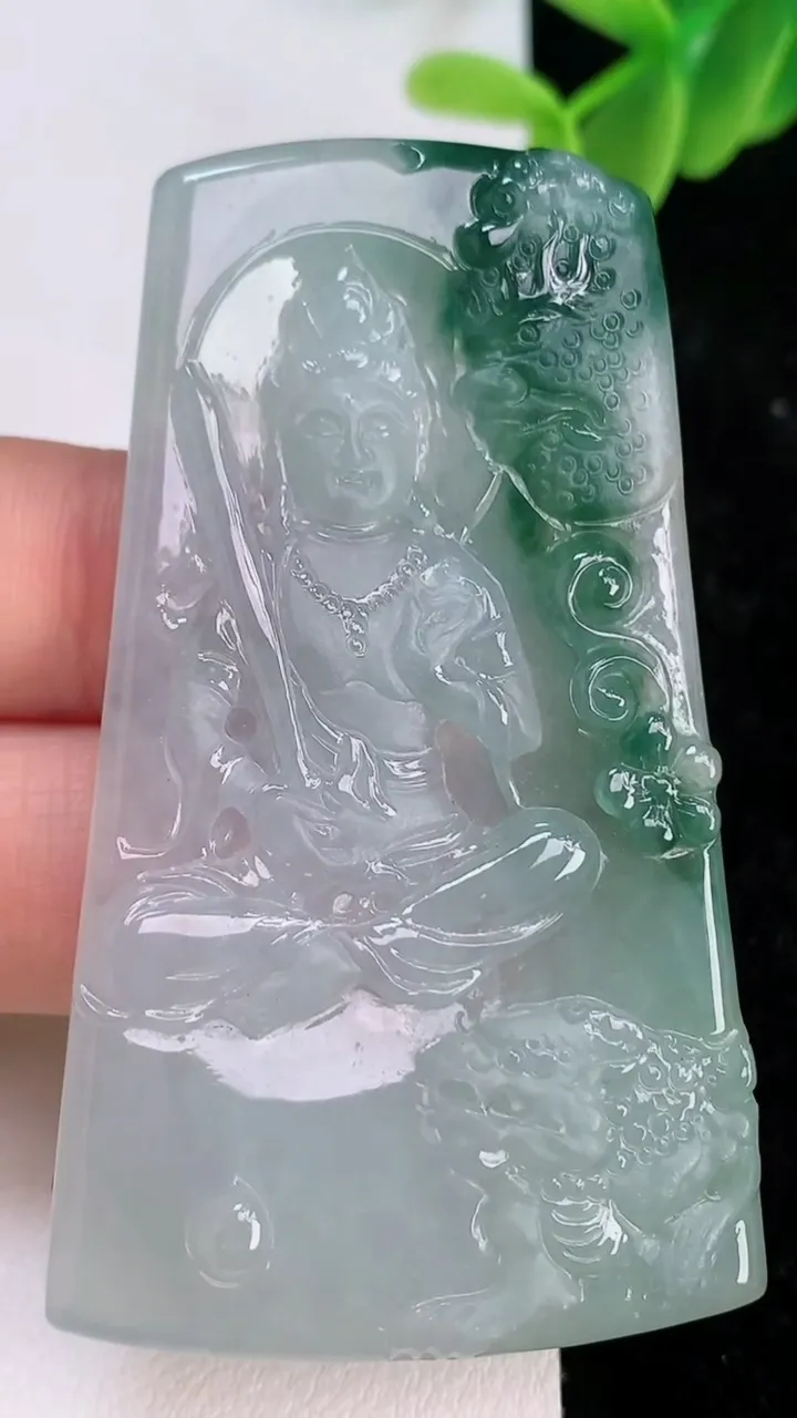 天然A货翡翠飘花一念之间吊坠，尺寸62.6-35-5.3，重量:26.58g
7月7日