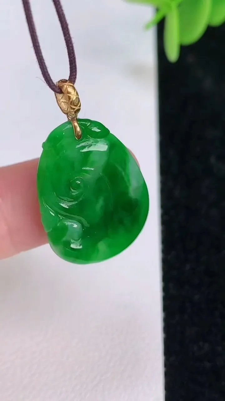 天然A货翡翠如意吊坠，尺寸24-17-3，重量:2.45g
7月7日