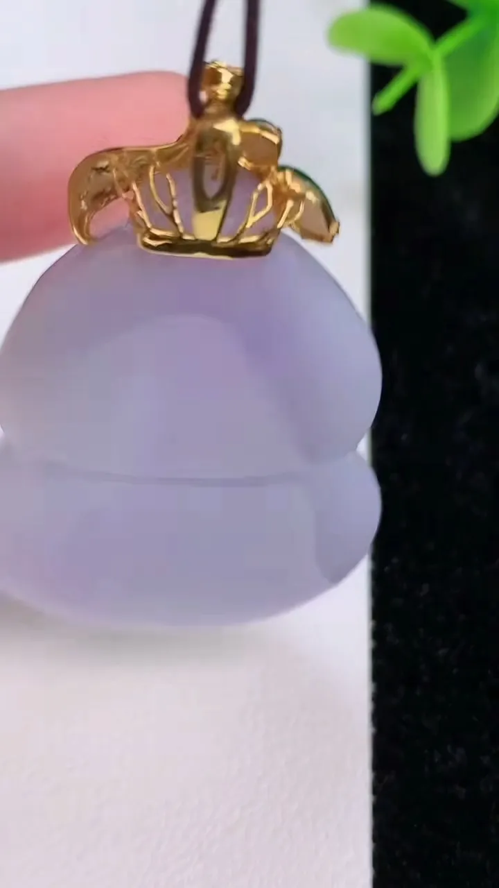 天然A货翡翠18k金紫罗兰葫芦吊坠，尺寸46.8-33-12.4，重量:34.22g
7月7日
