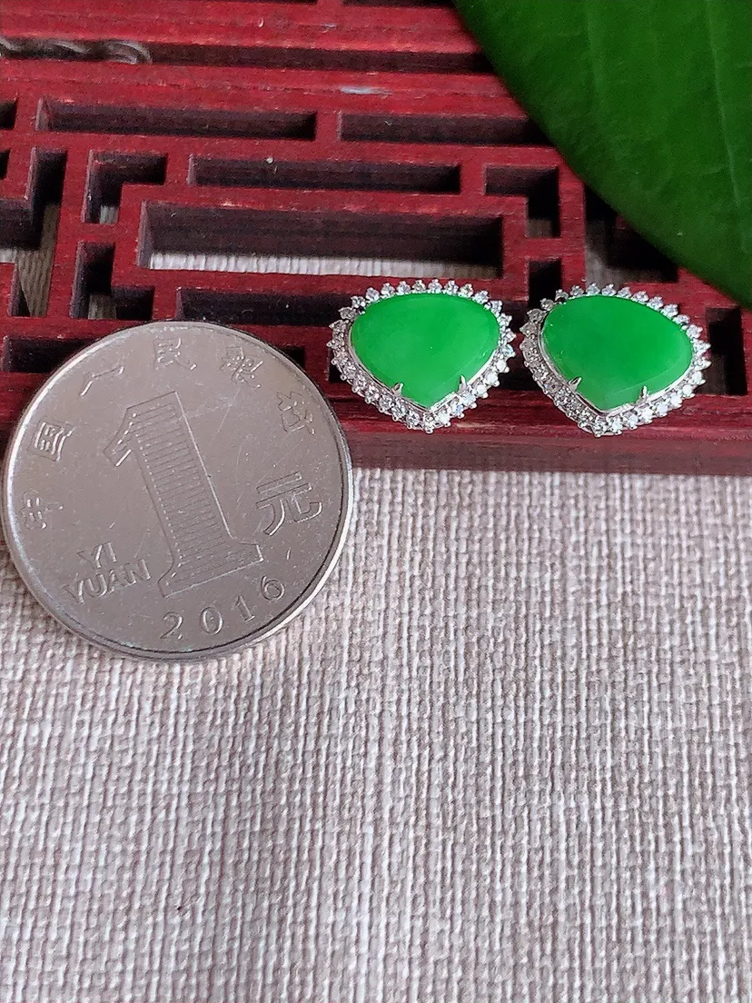 天然A货翡翠18K金伴钻镶嵌阳绿水滴耳钉 尺寸7.3×9.6mm 重量2.40g 0704