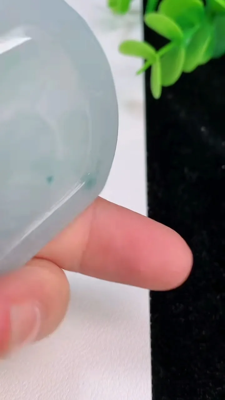 天然A货翡翠飘花生肖猴吊坠，尺寸54-45.7-5.2，重量:25.85g
7月7日