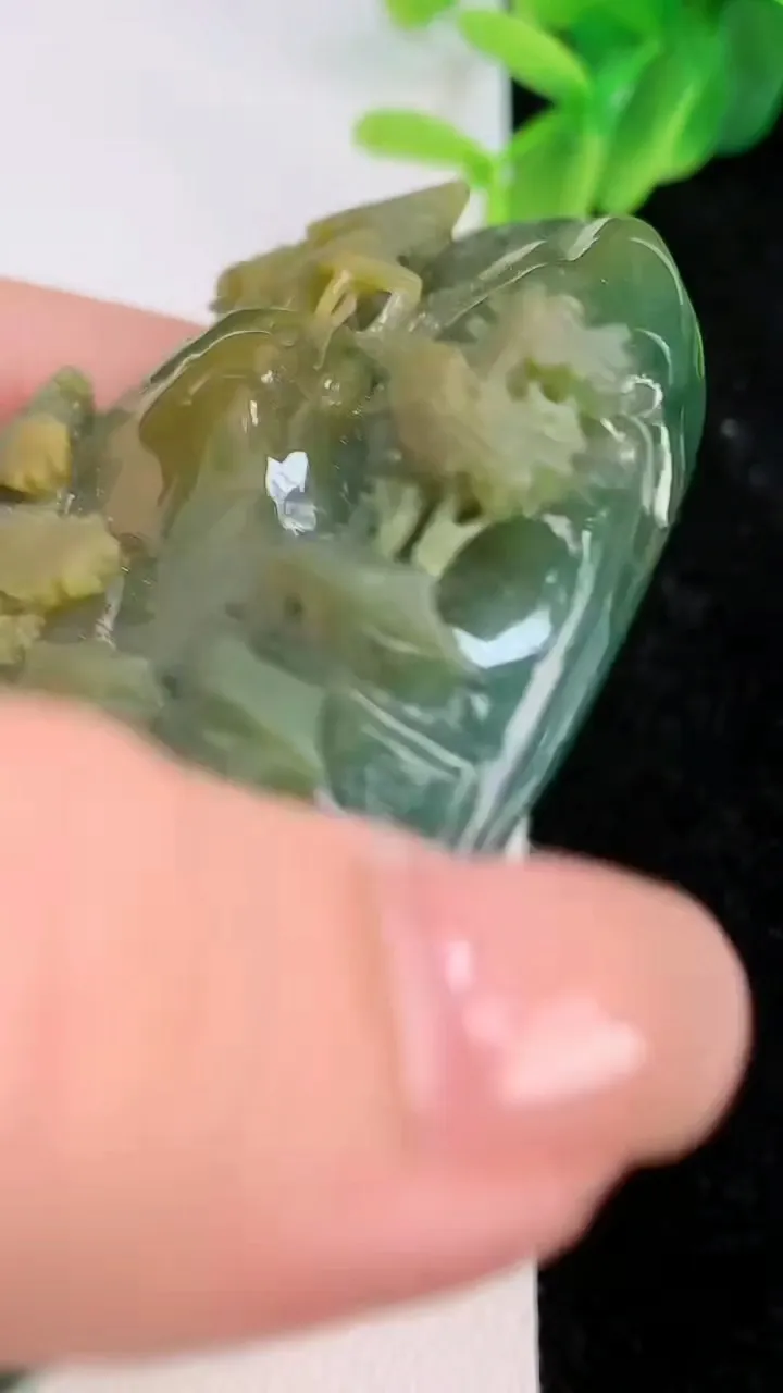 天然A货翡翠蓝水双彩山水牌吊坠，尺寸75-45-14，重:91.29g
7月7日