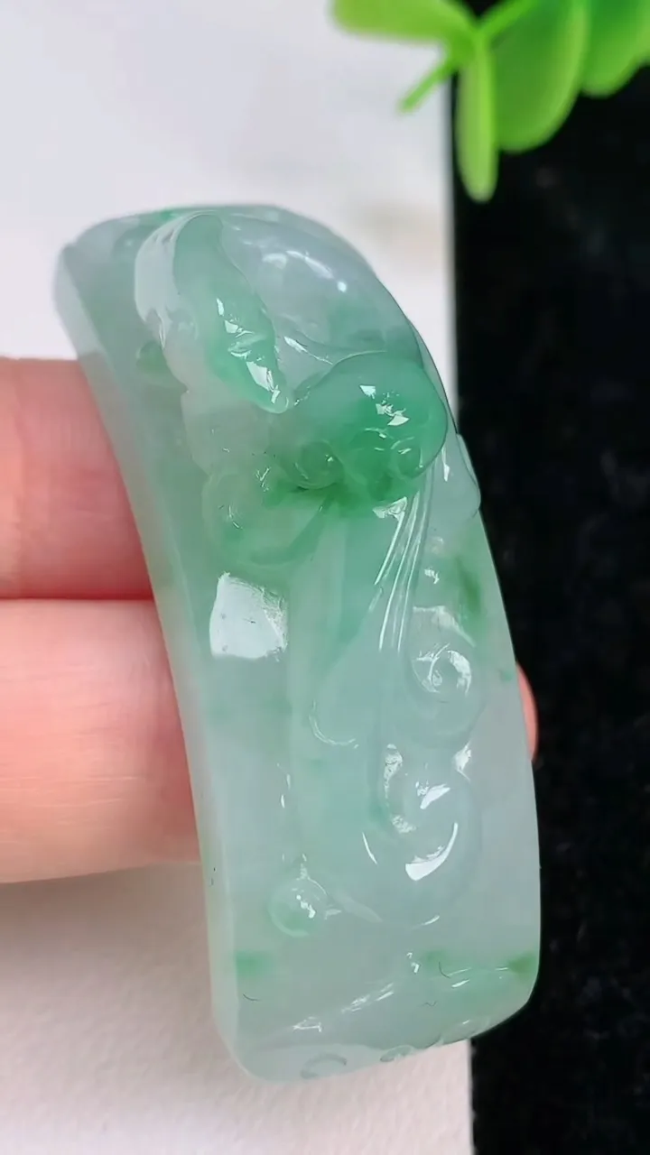 天然A货翡翠今非昔比 蜥蜴手牌，尺寸52.7-24-19，重量:27.95g
7月7日