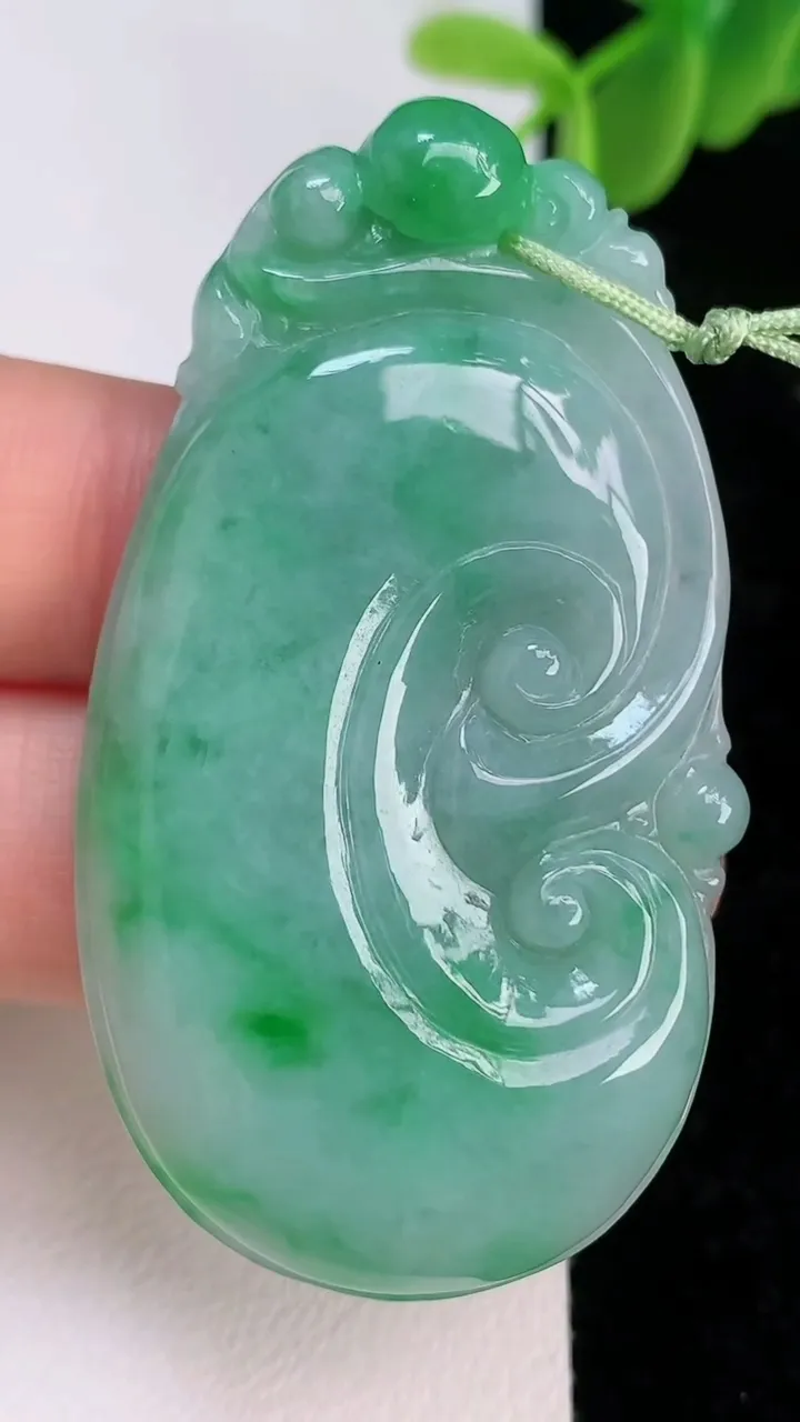 天然A货翡翠如意吊坠，尺寸53.3-30.3-6，重量:18.95g
7月7日