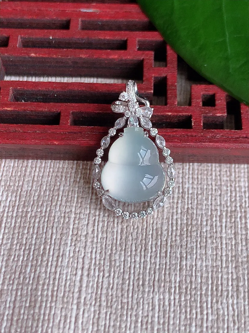 天然A货翡翠18K金伴白月光葫芦吊坠尺寸23.4×14×6.2裸石12×10.4m量2.86g 0704