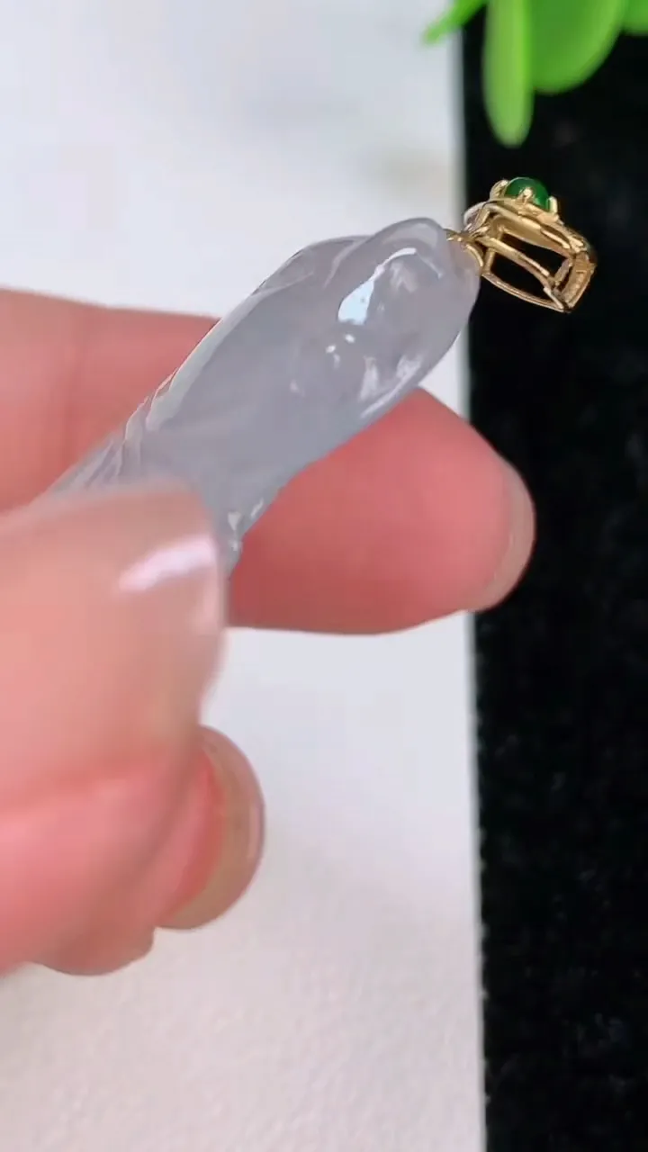 天然A货翡翠种年年有余吊坠，尺寸45-21.3-5.5，重量:10.61g
7月7日