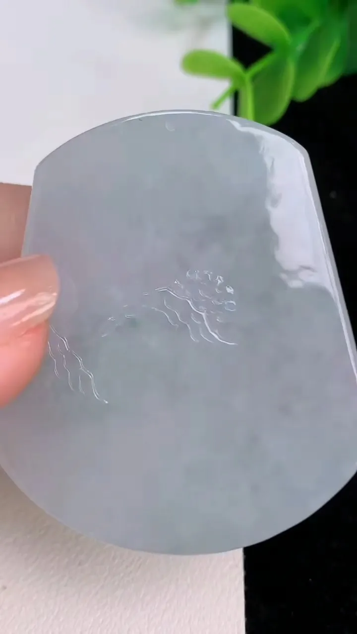 天然A货翡翠牌吊坠，尺寸51.3-43.6-5.7，重量:28.50g
7月7日