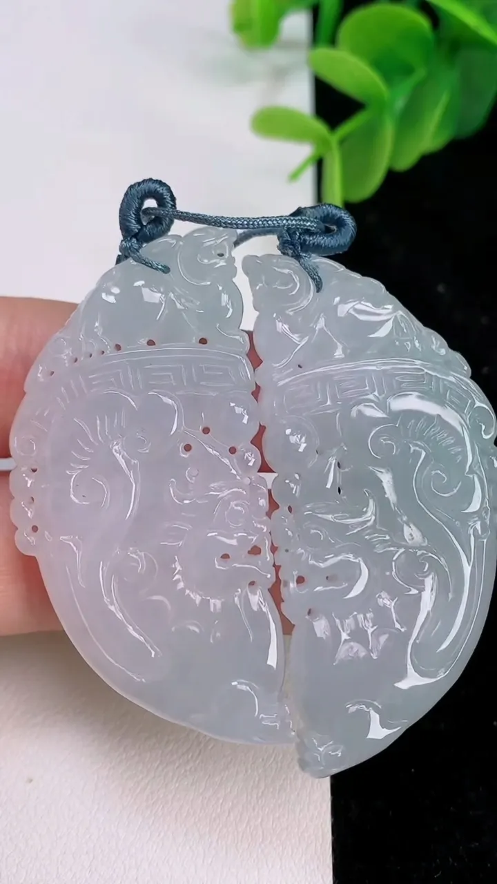 天然A货翡翠复古麒麟牌吊坠一对，尺寸51.2-25.6-5.6，重量:28.39g
7月7日