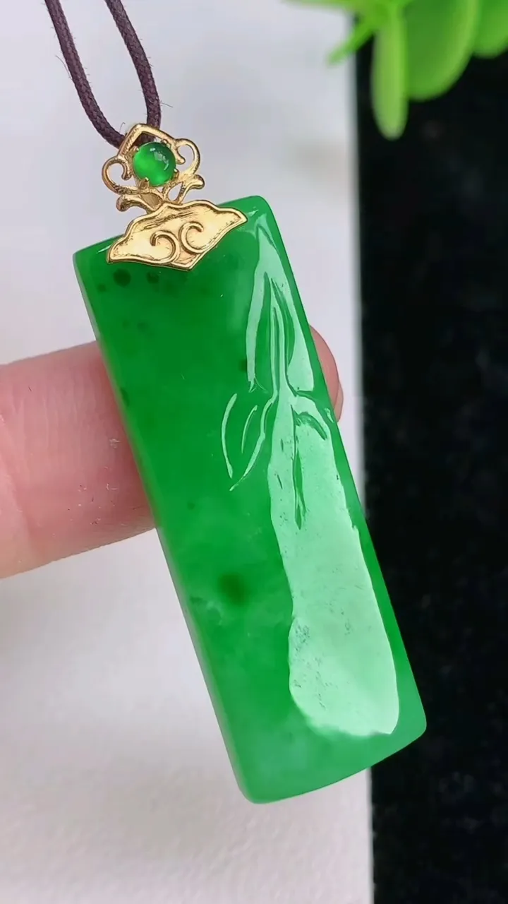 天然A货翡翠节节高升 竹节吊坠，尺寸36.8-12.7-4.6，重量:6.07g
7月7日