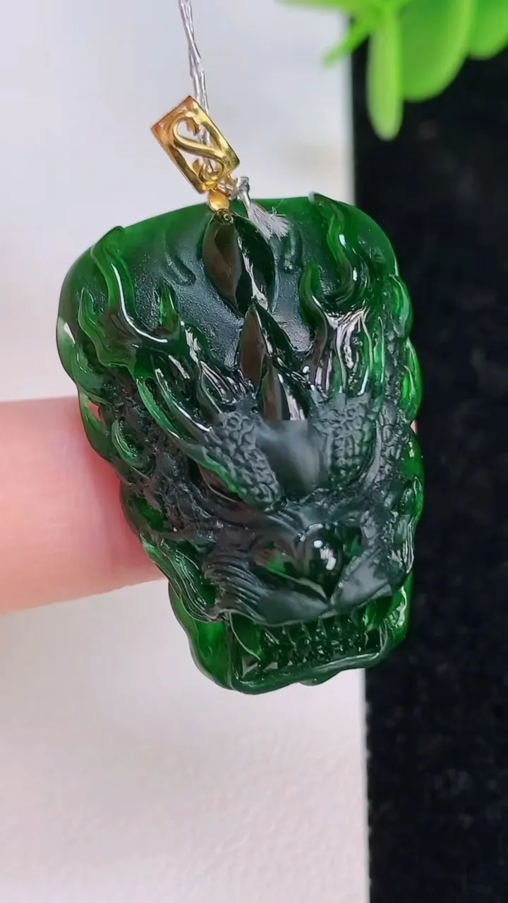 天然A货翡翠龙牌吊坠，尺寸31.6-23-11.2，重量:11.15g
7月7日