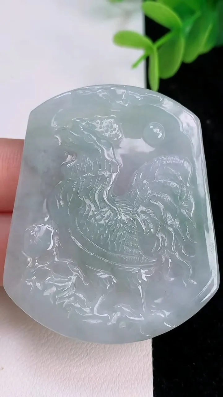 天然A货翡翠生肖鸡吊坠，尺寸52.6-44-4.2，重量:20.52g
7月7日