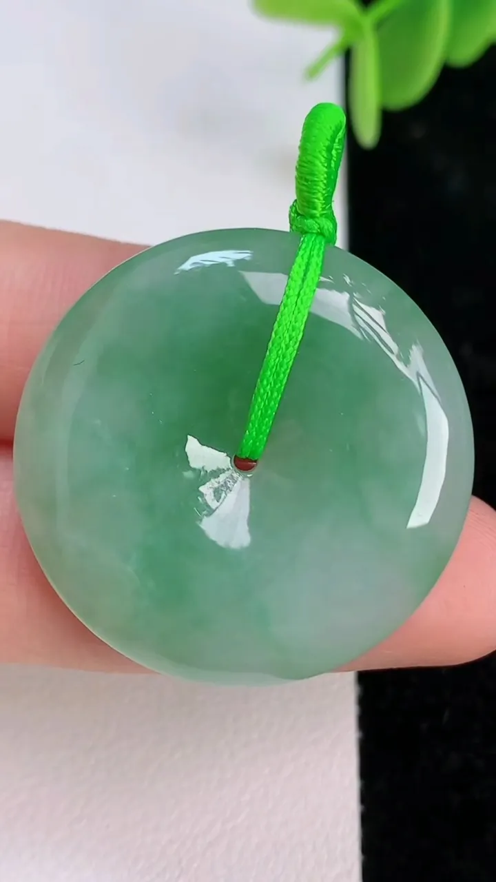 天然A货翡翠平安扣吊坠，尺寸31.2-6，重量:11.71g
7月7日
