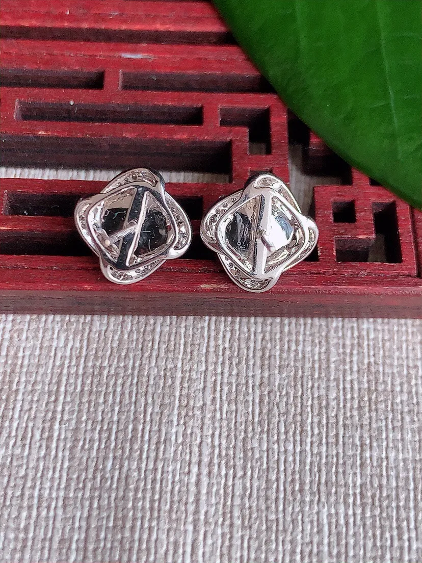 天然A货翡翠18K金伴钻镶嵌阳绿蛋面耳钉 尺寸7×6mm 重量2.62g 0704