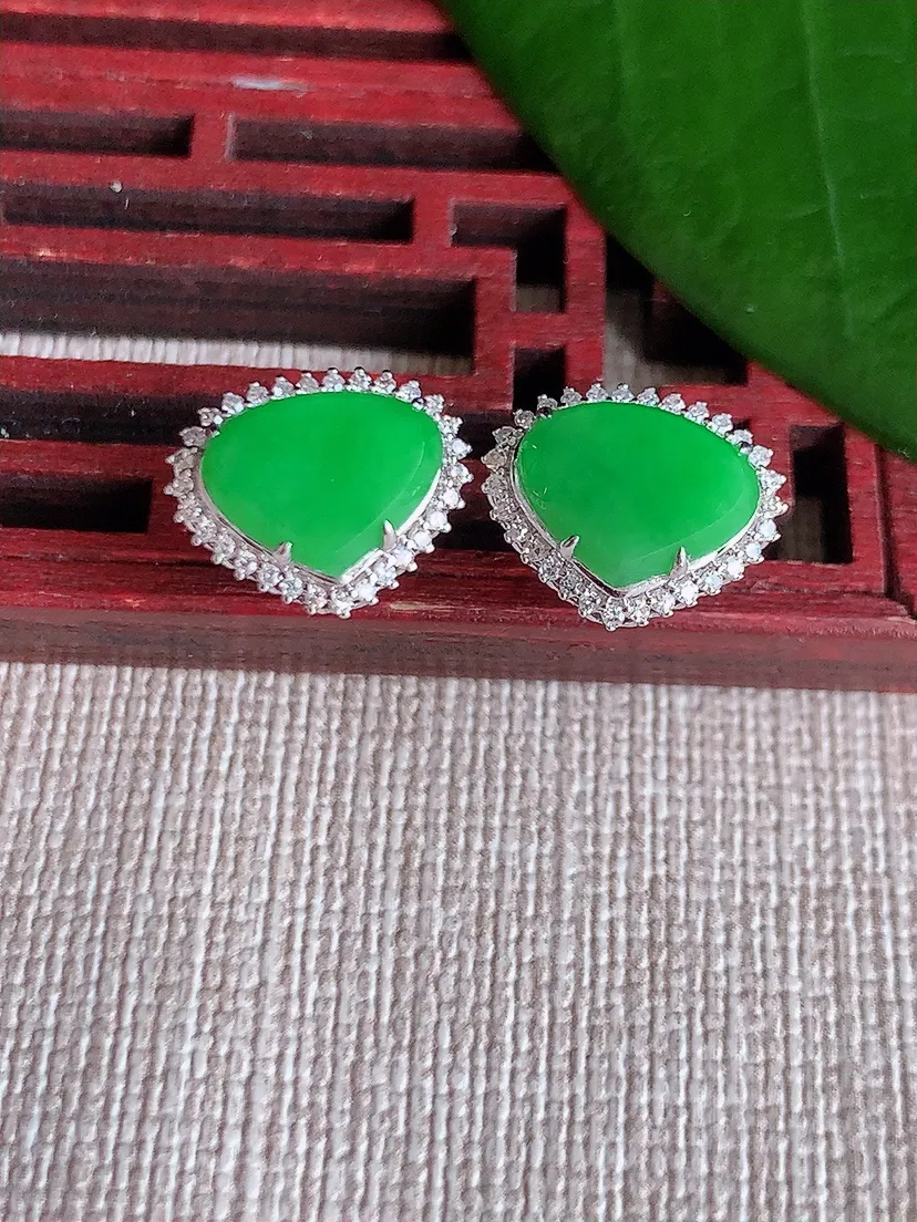 天然A货翡翠18K金伴钻镶嵌阳绿水滴耳钉 尺寸7.3×9.6mm 重量2.40g 0704