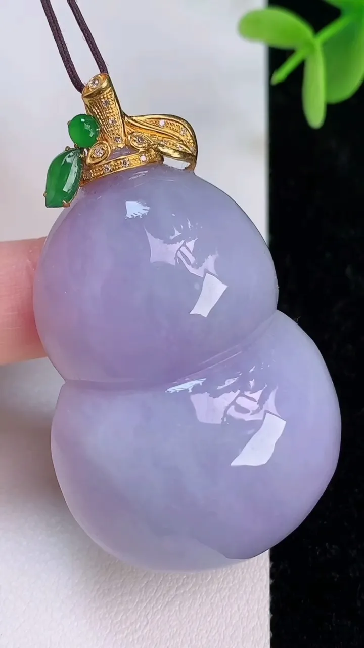 天然A货翡翠18k金紫罗兰葫芦吊坠，尺寸46.8-33-12.4，重量:34.22g
7月7日