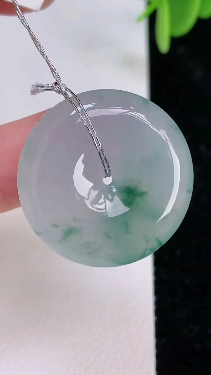 天然A货翡翠冰种飘花平安扣吊坠，尺寸26-5.8，重量:8.28g
7月7日