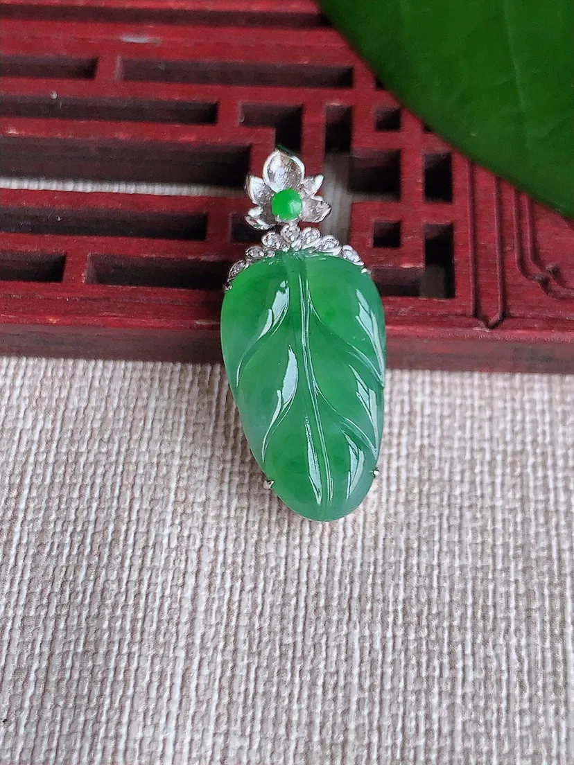 天然A货翡翠18K金伴满绿叶子金枝玉叶吊坠尺寸30×21×12.7×5.4m量3.03g 0704