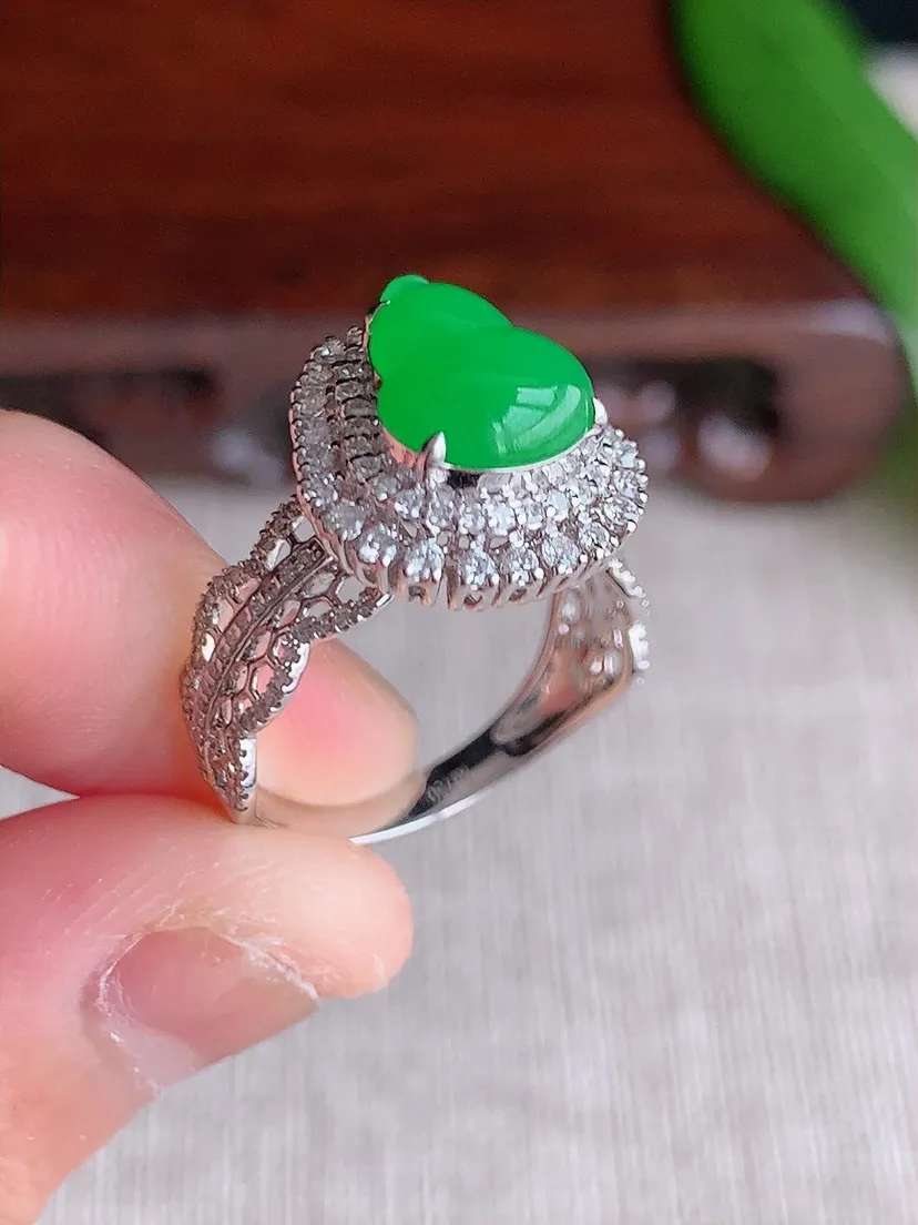 天然A货翡翠18K金伴钻镶嵌阳绿葫芦戒指 圈口17裸石尺寸9.6×7.5mm 重量4.69g 070