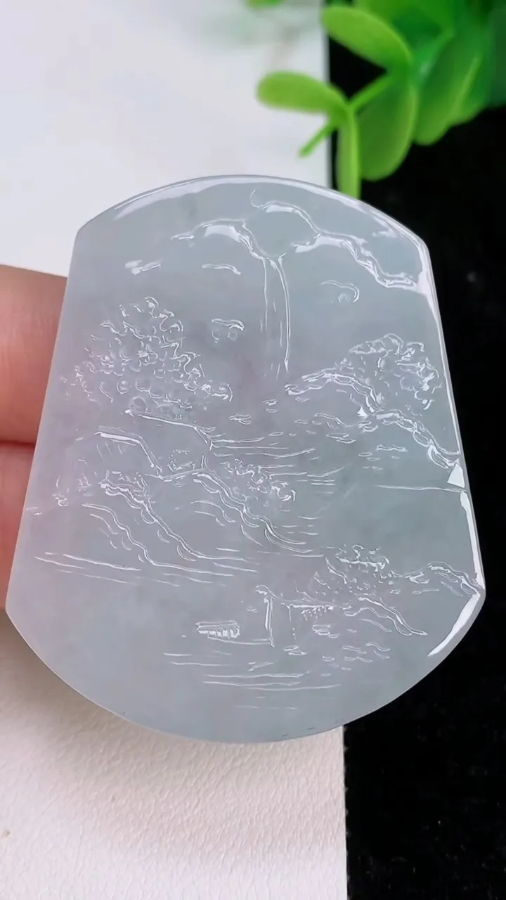 天然A货翡翠牌吊坠，尺寸51.3-43.6-5.7，重量:28.50g
7月7日