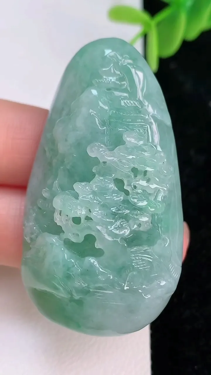 天然A货翡翠山水牌吊坠，尺寸52.8-28.8-19，重量:46.85g
7月7日