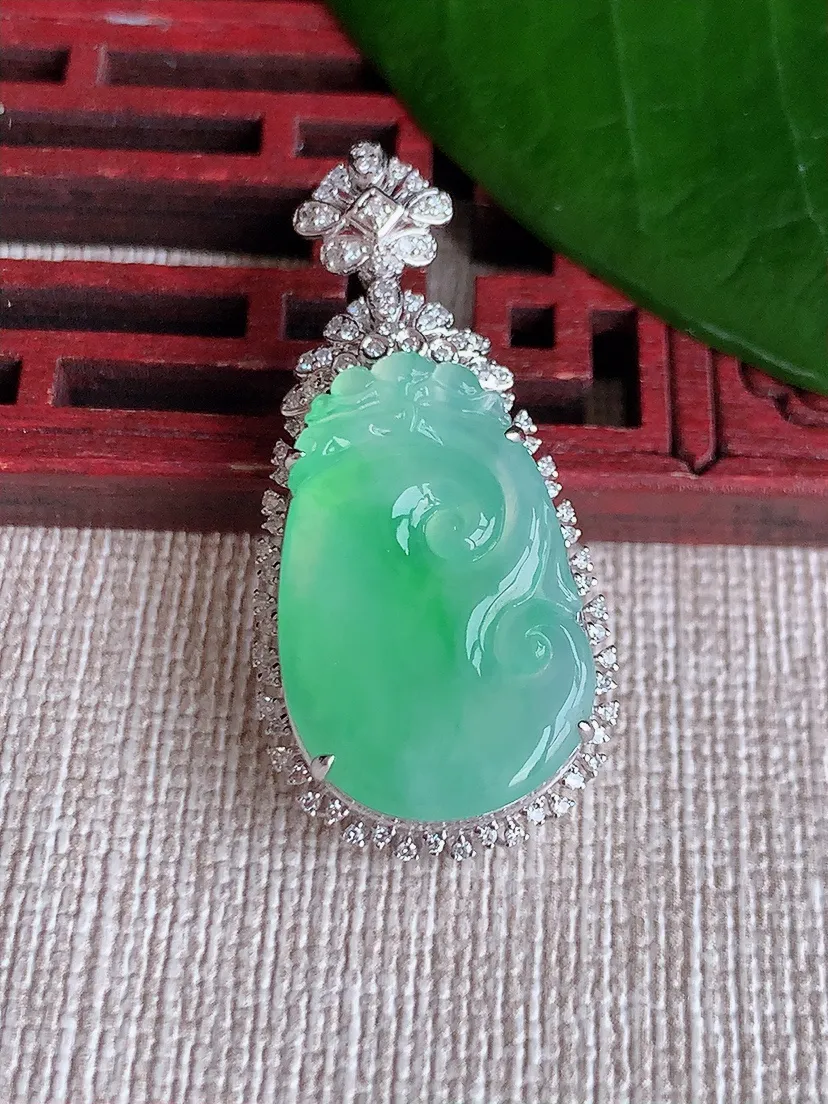 天然A货翡翠18K金伴飘绿如意吊坠尺寸35.6×17×8裸石22×14m量5.12g 0704