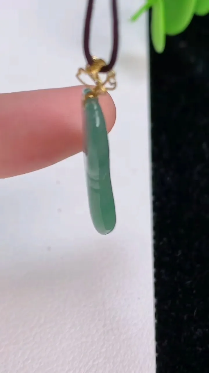 天然A货翡翠福瓜吊坠，尺寸30-12.7-14，重量:2.87g
7月7日