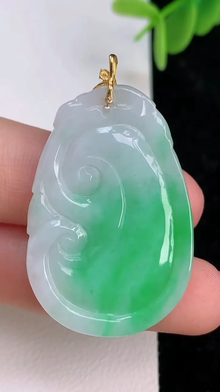 天然A货翡翠如意吊坠，尺寸37-25.4-5.7，重量:10.57g
7月7日