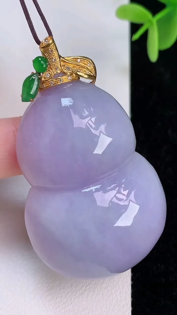 天然A货翡翠18k金紫罗兰葫芦吊坠，尺寸46.8-33-12.4，重量:34.22g
7月7日