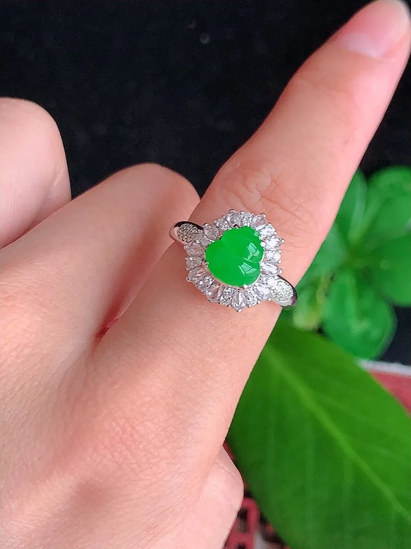 天然A货翡翠18K金伴钻镶嵌阳绿葫芦戒指 圈口17裸石尺寸9×6.5mm 重量4.00g 0704