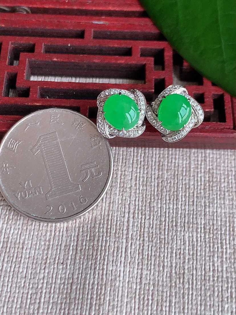 天然A货翡翠18K金伴钻镶嵌阳绿蛋面耳钉 尺寸7×6mm 重量2.62g 0704
