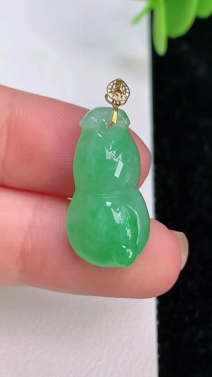 天然A货翡翠葫芦吊坠，尺寸24-12.3-9，重量:3.53g
7月7日