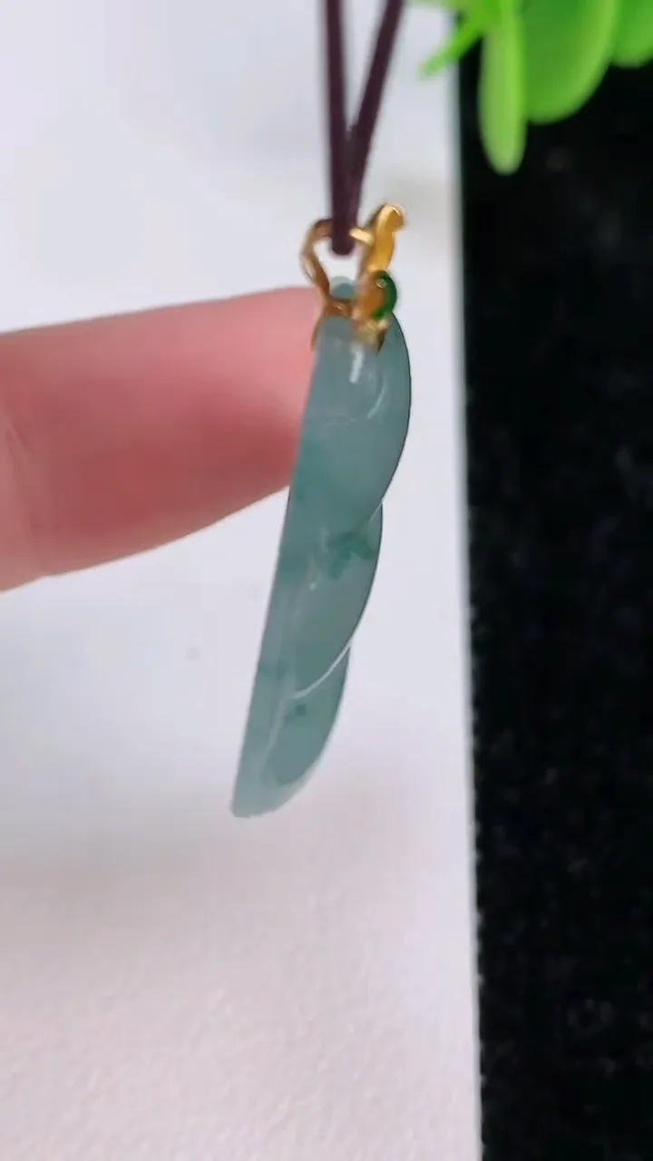 天然A货翡翠种飘花福豆吊坠，尺寸35-17-5，重量:5.73g
7月7日