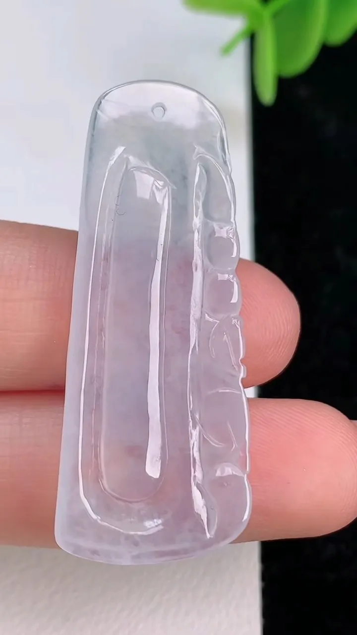 天然A货翡翠冰种节节高升 竹节吊坠，尺寸43-16.8-3.7，重量:4.44g
7月7日