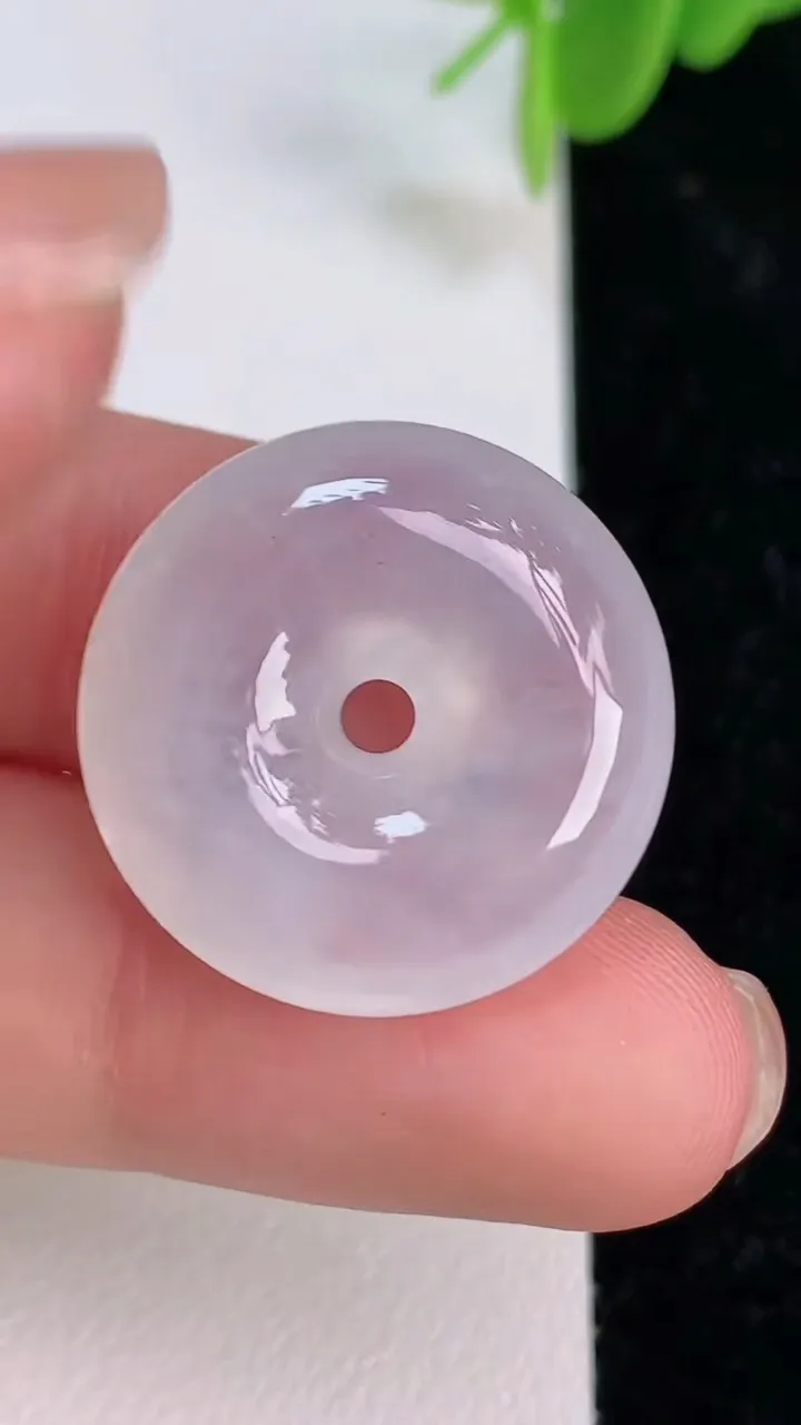 天然A货翡翠白冰平安扣吊坠，尺寸22.5-6，重:5.85g
7月7日