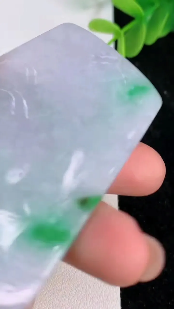 天然A货翡翠山水牌吊坠，尺寸67-41.6-6，重量:41.57g
7月7日