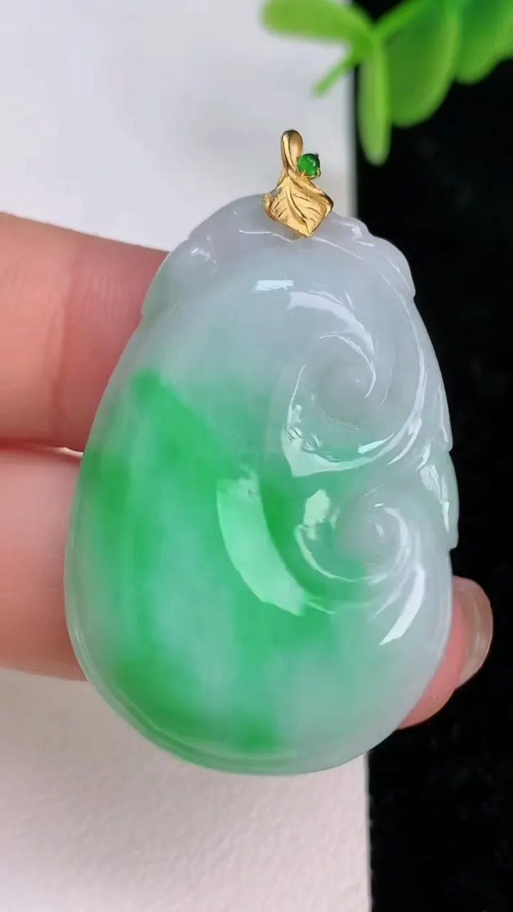 天然A货翡翠如意吊坠，尺寸37-25.4-5.7，重量:10.57g
7月7日