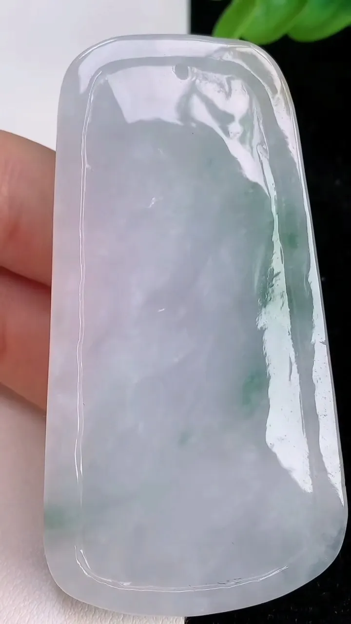 天然A货翡翠飘花山水牌吊坠，尺寸70-37-10，重:47.05g
7月7日